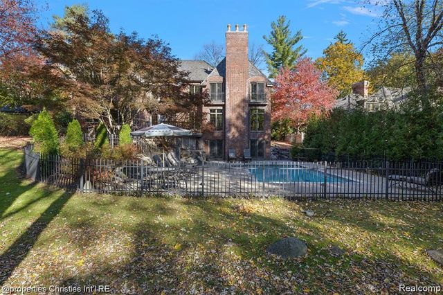 633 Hawthorne Street, Birmingham, MI 48009