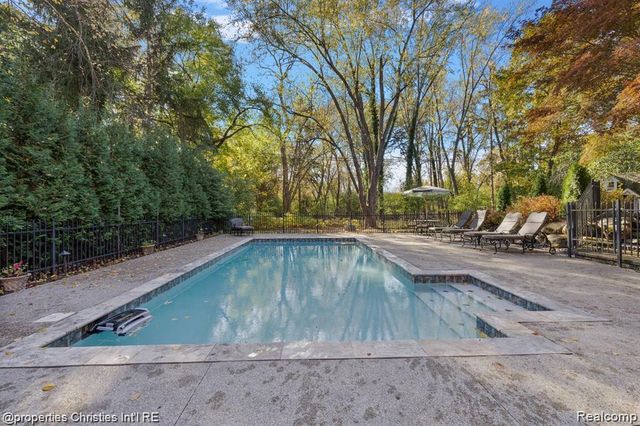 633 Hawthorne Street, Birmingham, MI 48009