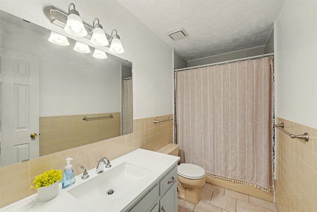 837 Golfview Ct., Salina, KS 67401