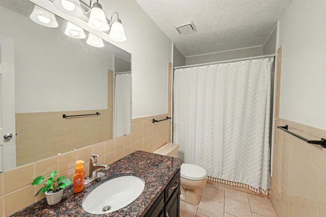 837 Golfview Ct., Salina, KS 67401