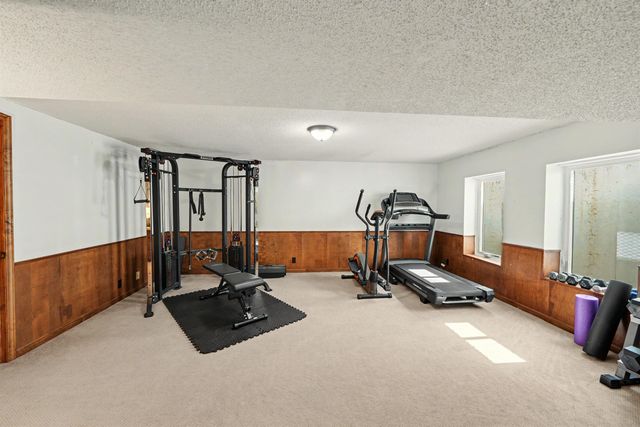 837 Golfview Ct., Salina, KS 67401