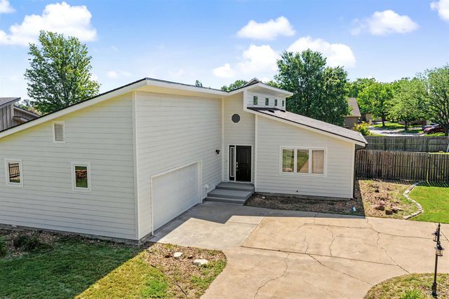 837 Golfview Ct., Salina, KS 67401