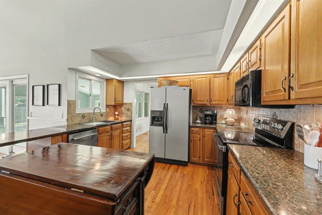 837 Golfview Ct., Salina, KS 67401