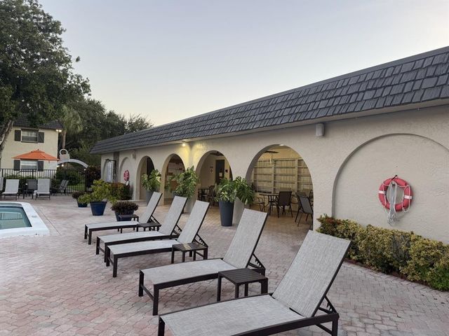 5621 SW 2nd Court 201, Margate, FL 33068