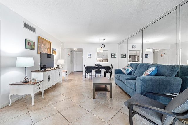 5621 SW 2nd Court 201, Margate, FL 33068