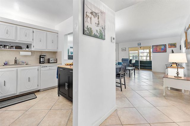 5621 SW 2nd Court 201, Margate, FL 33068