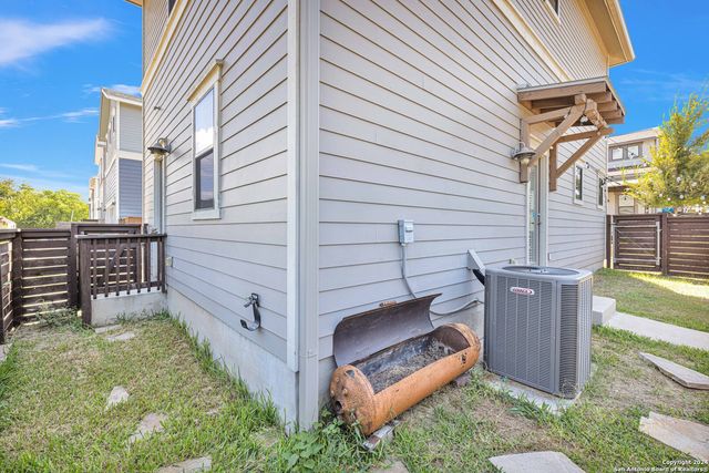 1162 N OLIVE ST, San Antonio, TX 78202