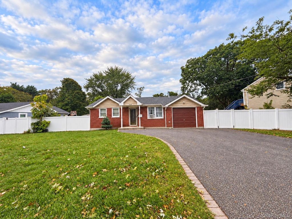 1660 N Gardiner Drive, Bay Shore, NY 11706 — exterior