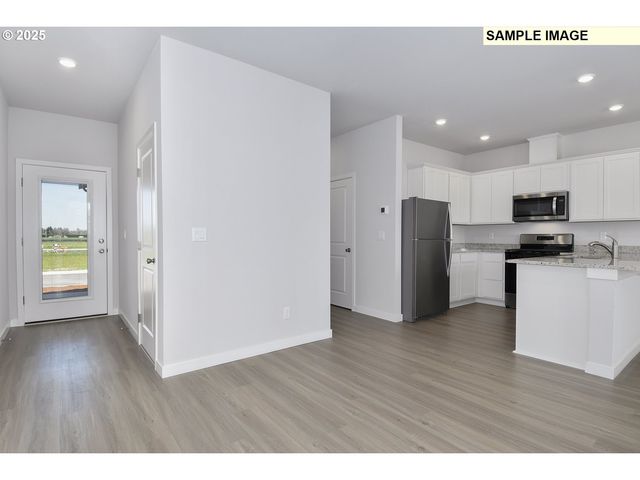 1281 PARKSIDE Ave, Woodburn, OR 97071