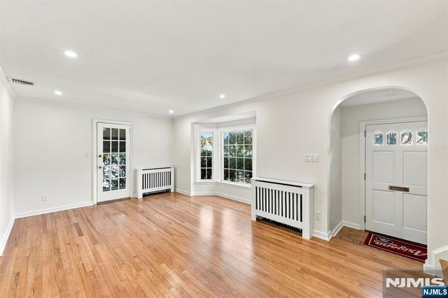 16 Hillcrest Road, Tenafly, NJ 07670