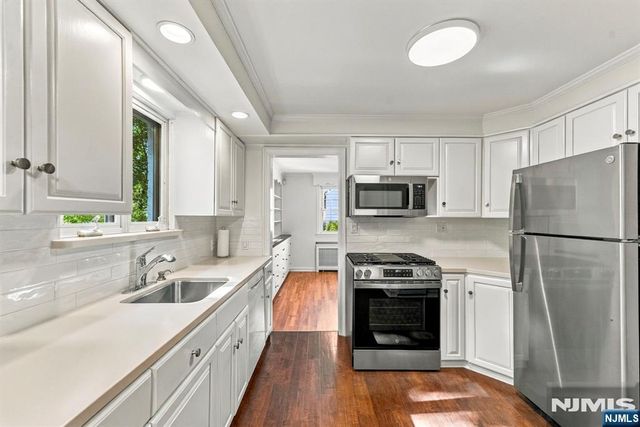 16 Hillcrest Road, Tenafly, NJ 07670