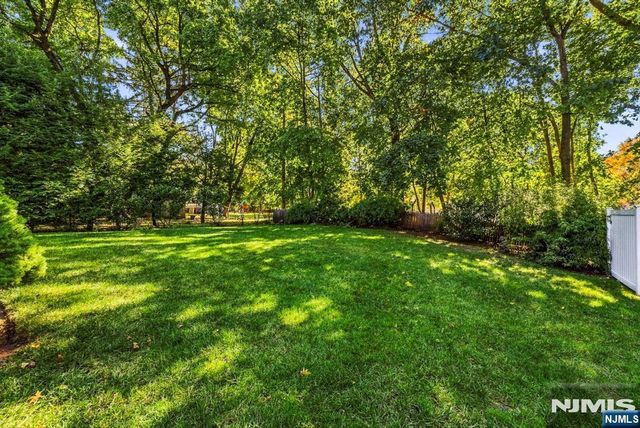 16 Hillcrest Road, Tenafly, NJ 07670