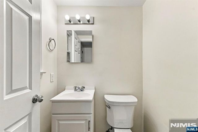 16 Hillcrest Road, Tenafly, NJ 07670
