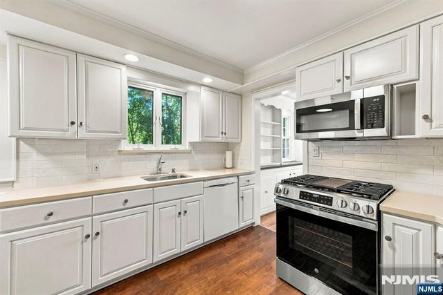 16 Hillcrest Road, Tenafly, NJ 07670