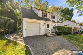 16 Hillcrest Road, Tenafly, NJ 07670