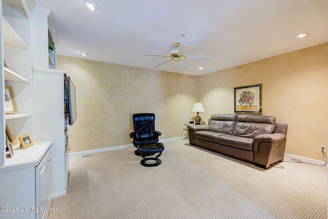 5601 Coach Gate Wynde APT 4, Louisville, KY 40207