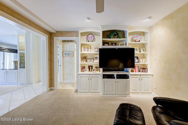 5601 Coach Gate Wynde APT 4, Louisville, KY 40207