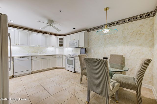 5601 Coach Gate Wynde APT 4, Louisville, KY 40207