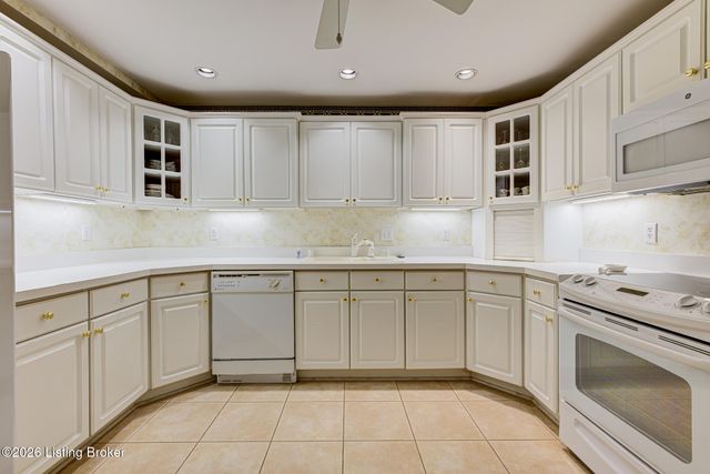 5601 Coach Gate Wynde APT 4, Louisville, KY 40207