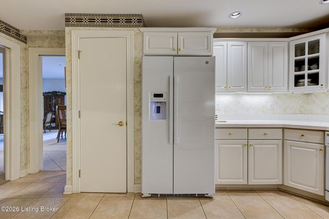 5601 Coach Gate Wynde APT 4, Louisville, KY 40207