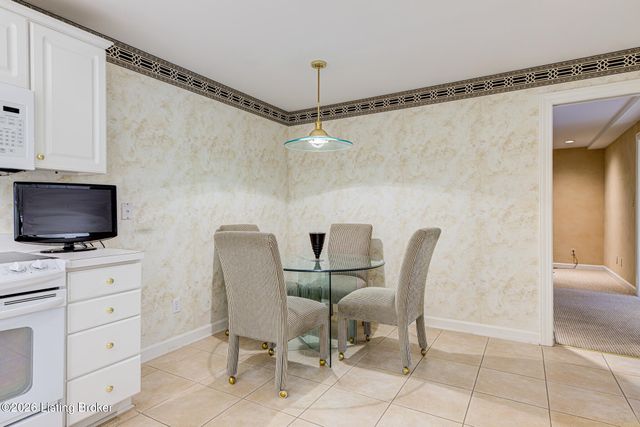 5601 Coach Gate Wynde APT 4, Louisville, KY 40207