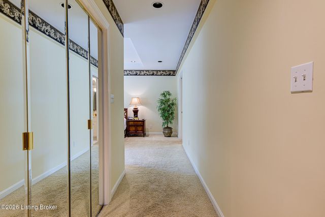 5601 Coach Gate Wynde APT 4, Louisville, KY 40207