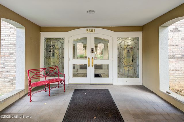 5601 Coach Gate Wynde APT 4, Louisville, KY 40207