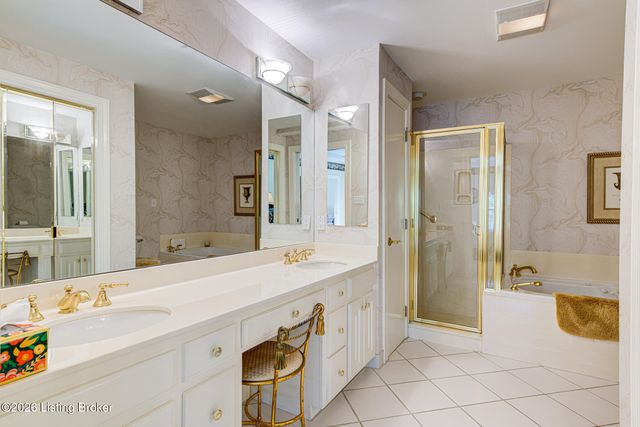 5601 Coach Gate Wynde APT 4, Louisville, KY 40207