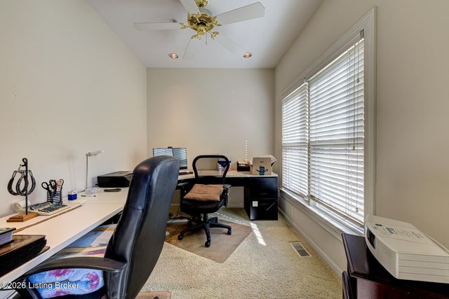5601 Coach Gate Wynde APT 4, Louisville, KY 40207