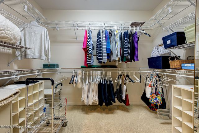5601 Coach Gate Wynde APT 4, Louisville, KY 40207