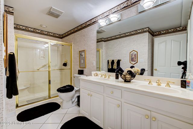 5601 Coach Gate Wynde APT 4, Louisville, KY 40207