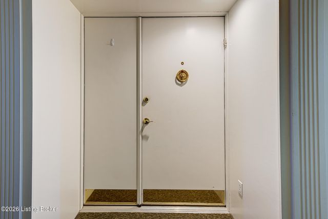 5601 Coach Gate Wynde APT 4, Louisville, KY 40207