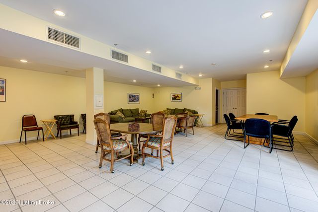 5601 Coach Gate Wynde APT 4, Louisville, KY 40207