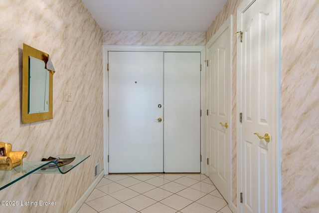 5601 Coach Gate Wynde APT 4, Louisville, KY 40207
