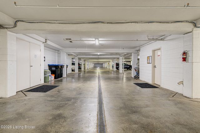 5601 Coach Gate Wynde APT 4, Louisville, KY 40207