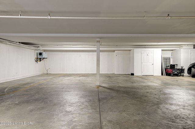 5601 Coach Gate Wynde APT 4, Louisville, KY 40207