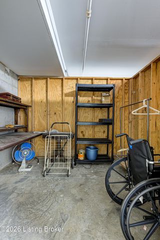 5601 Coach Gate Wynde APT 4, Louisville, KY 40207