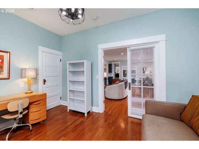 3827 Sw DOLPH Ct, Portland, OR 97219