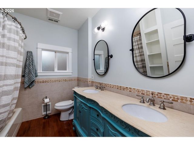 3827 Sw DOLPH Ct, Portland, OR 97219