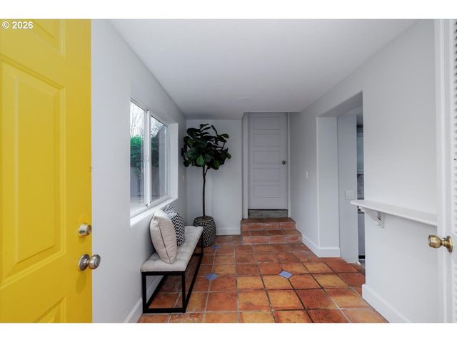 3827 Sw DOLPH Ct, Portland, OR 97219