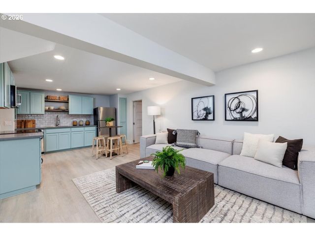 3827 Sw DOLPH Ct, Portland, OR 97219