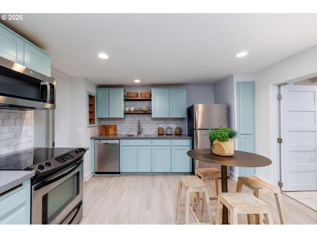 3827 Sw DOLPH Ct, Portland, OR 97219