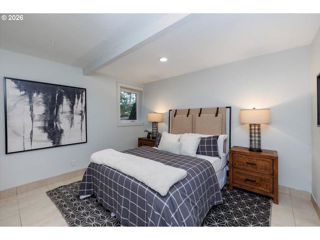 3827 Sw DOLPH Ct, Portland, OR 97219