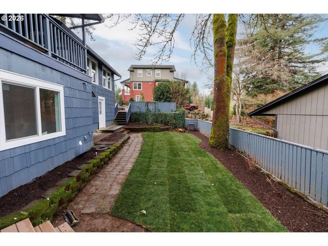 3827 Sw DOLPH Ct, Portland, OR 97219