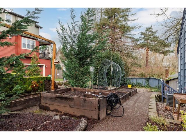 3827 Sw DOLPH Ct, Portland, OR 97219