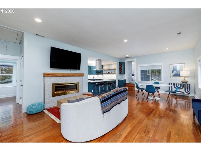 3827 Sw DOLPH Ct, Portland, OR 97219