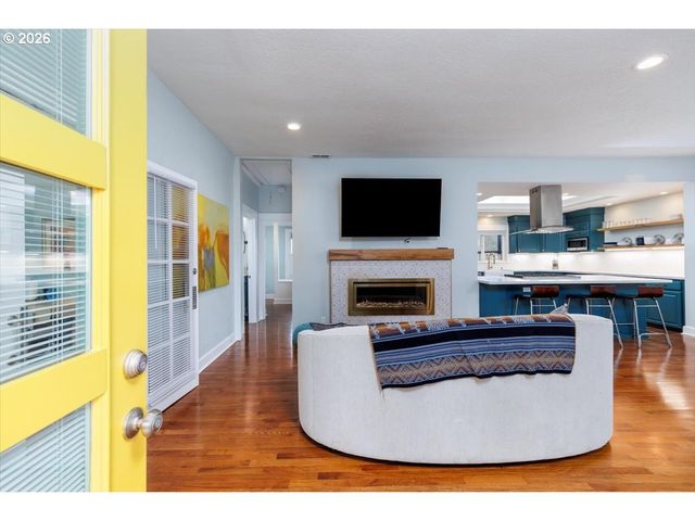 3827 Sw DOLPH Ct, Portland, OR 97219