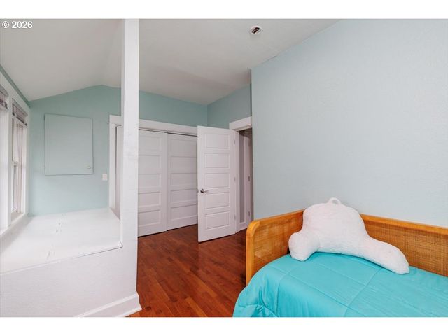 3827 Sw DOLPH Ct, Portland, OR 97219