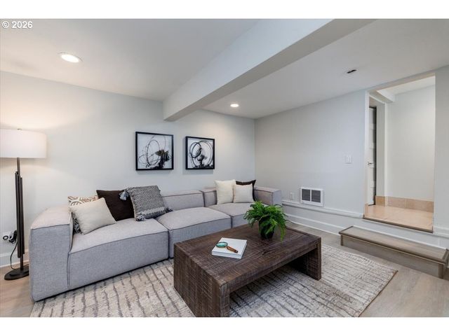 3827 Sw DOLPH Ct, Portland, OR 97219