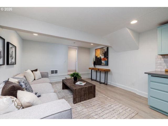 3827 Sw DOLPH Ct, Portland, OR 97219